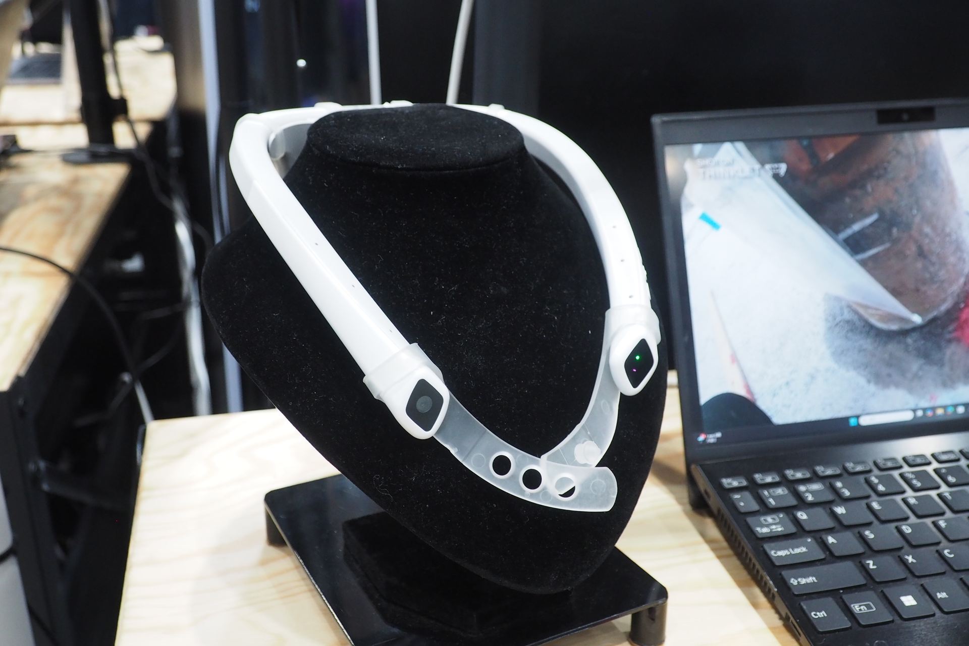 「THINKLET」にはカメラと5つのマイク、スピーカー、9軸モーションセンサーなどが搭載されている。SIMスロットも搭載されており、Wi-FiやBluetoothだけでなく、4G/LTE通信にも対応する