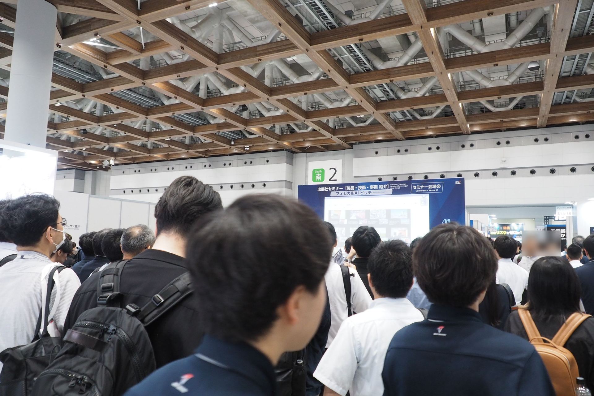 会場中央のセミナースペースでは、フィジカルAIピッチが行なわれていた