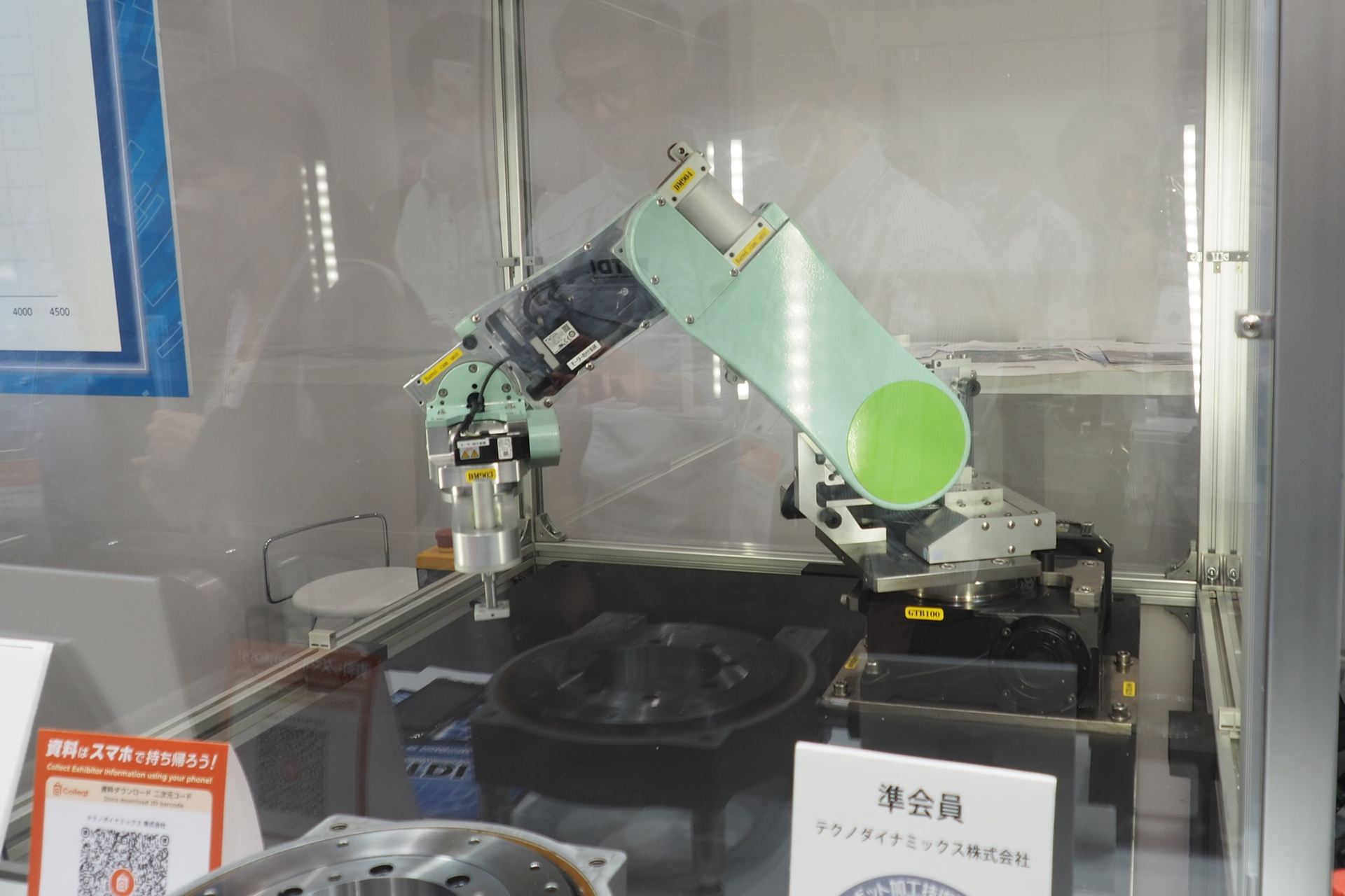 同社が製作した超高速で動作する多関節ロボット