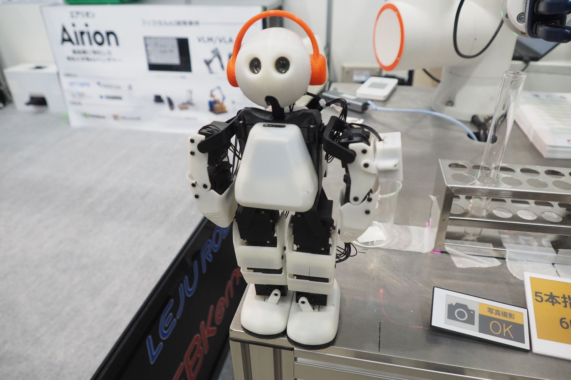教育用の小型二足歩行ロボットも展示されていた
