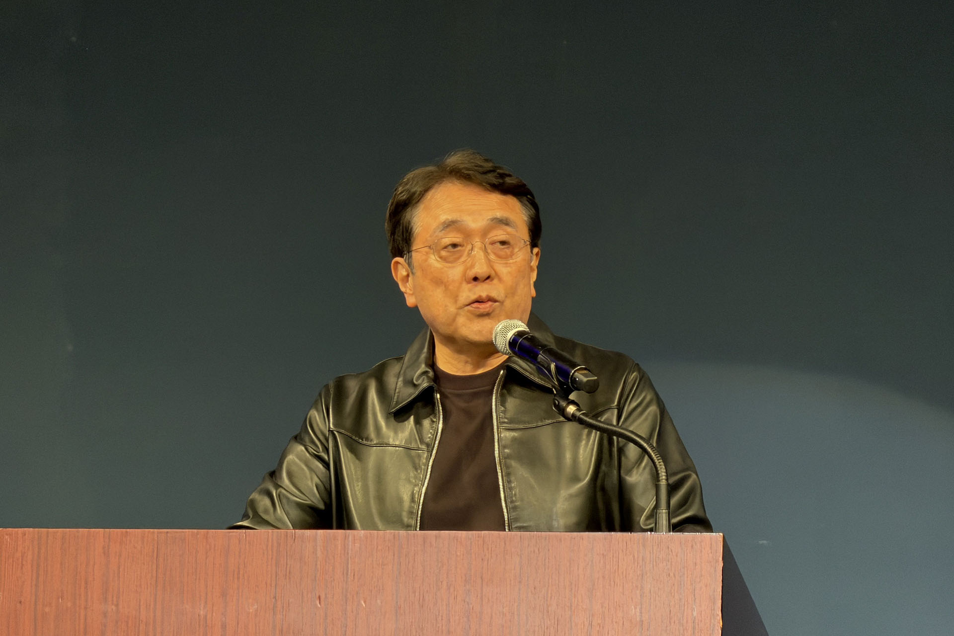 赤澤亮正経済産業大臣。ジェンスン・フアン氏がゲストということもあり、革ジャンで登場。大きな拍手を受けていた