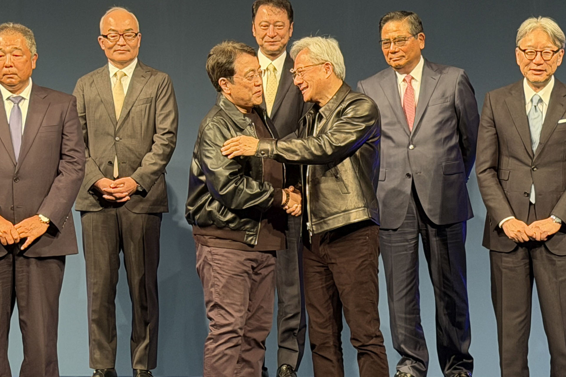 赤澤亮正経済産業大臣。ジェンスン・フアン氏がゲストということもあり、革ジャンで登場。大きな拍手を受けていた