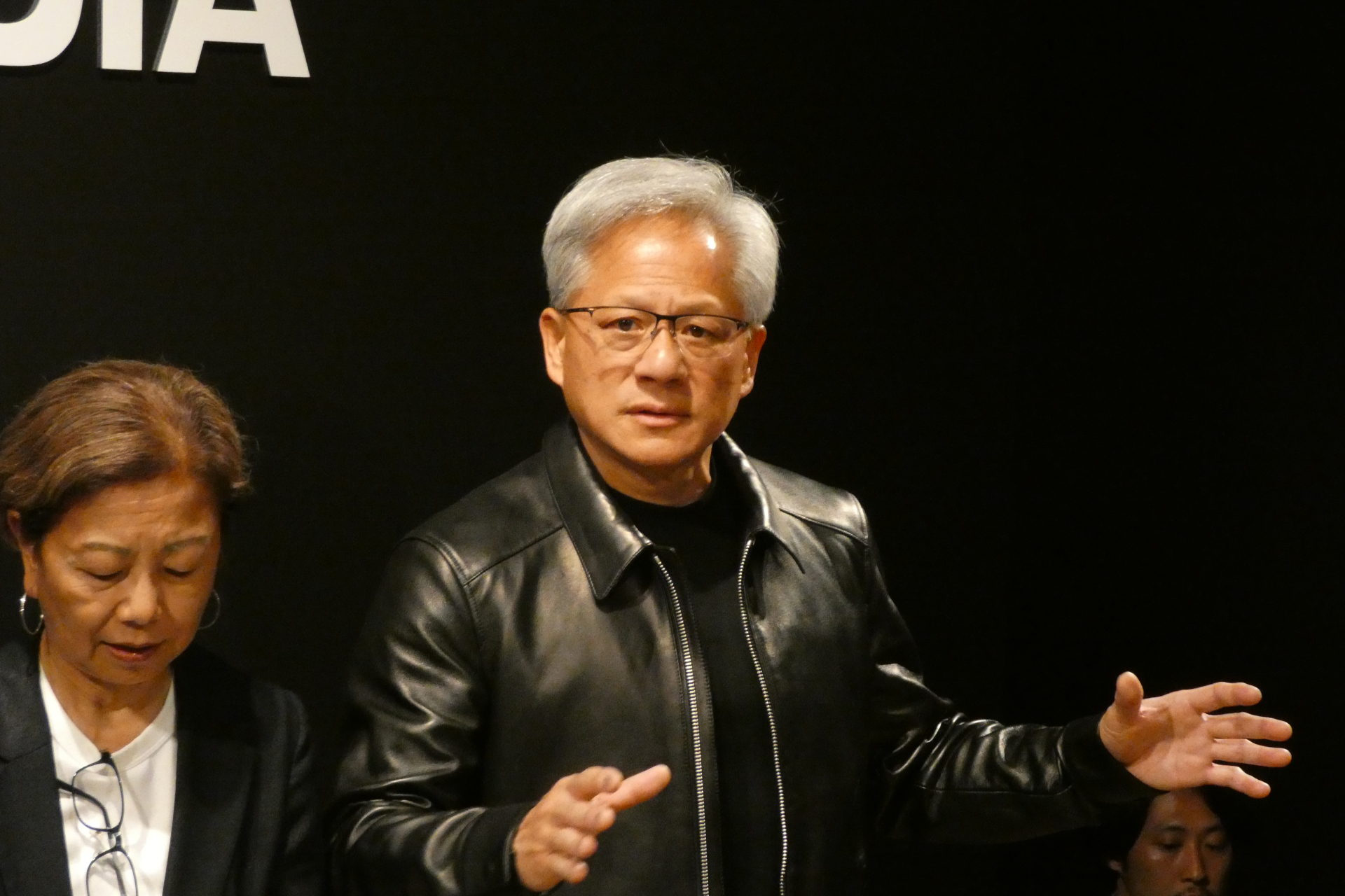 囲み取材に応じるフアン氏