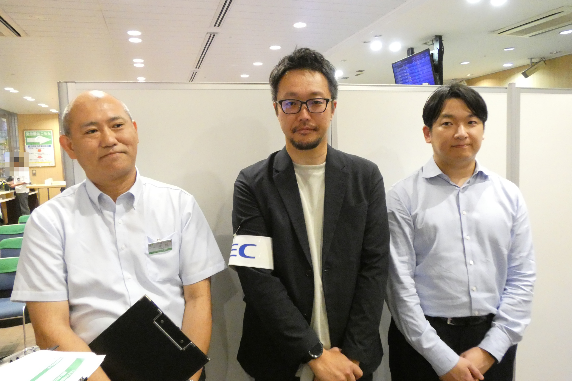 （左から）JR東日本 モビリティサービス部 企画ユニット（業務変革） マネージャーの小松誠治氏、NEC トランスポート・サービスシステム統括部 ディレクターの北裏篤史氏、Gen-AX ビジネスソリューション本部 プリンシパルコンサルタントの亘理良輔氏