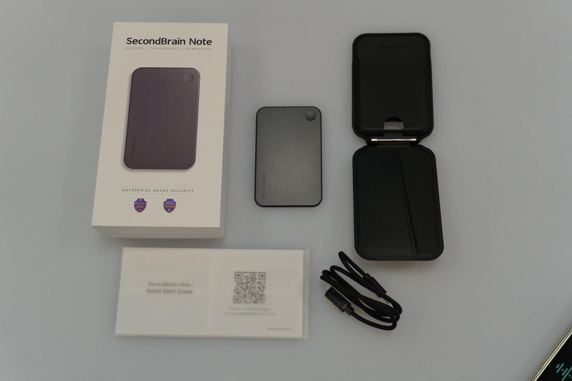 SecondBrain NoteはMagSafe互換のスタンド兼カードホルダー型ケースに入れて、スマートフォンの背面に貼り付けられる