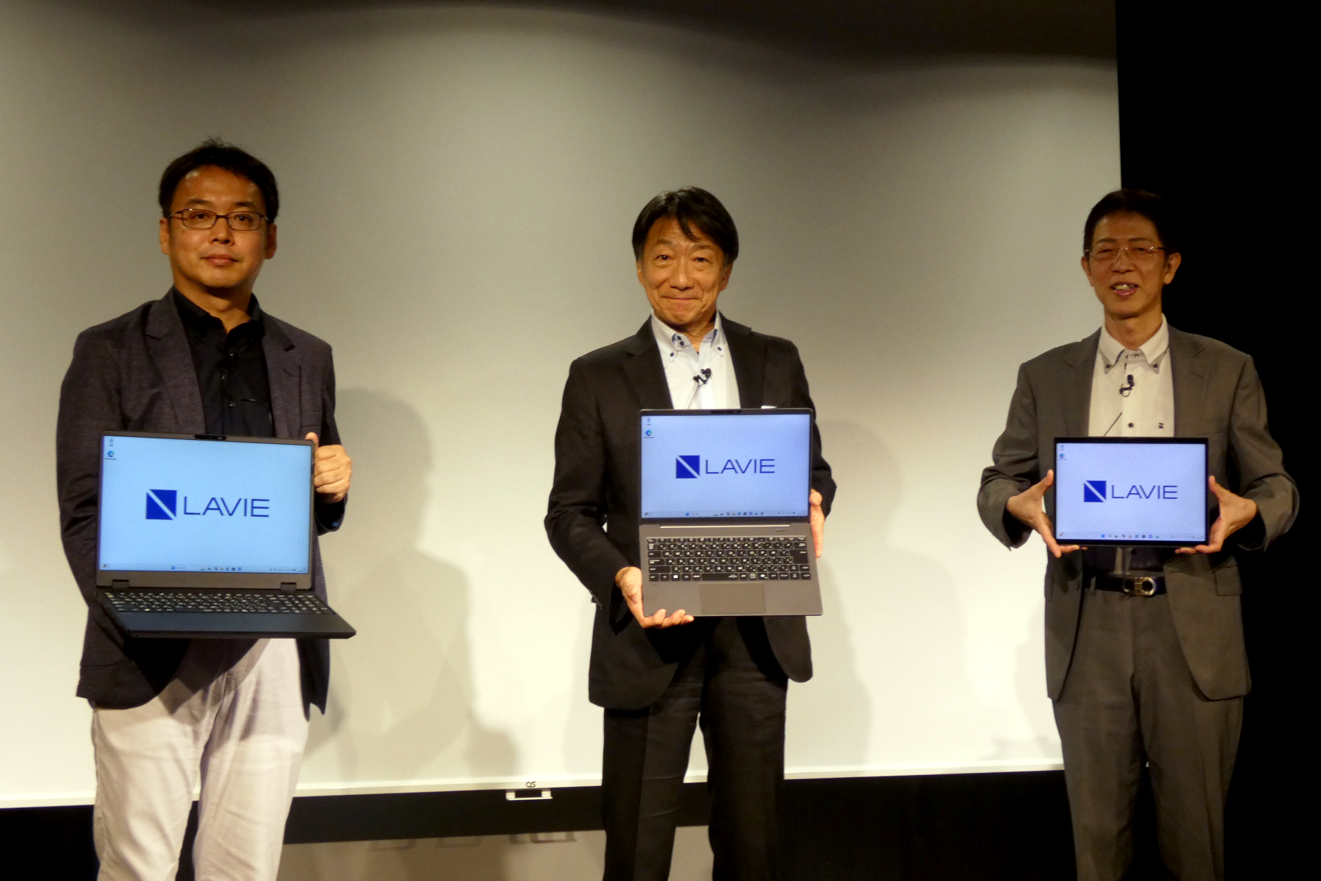 （左から）商品企画本部長の三島達夫氏、代表取締役 執行役員社長の檜山太郎氏、コマーシャル事業本部長の宮前豊氏