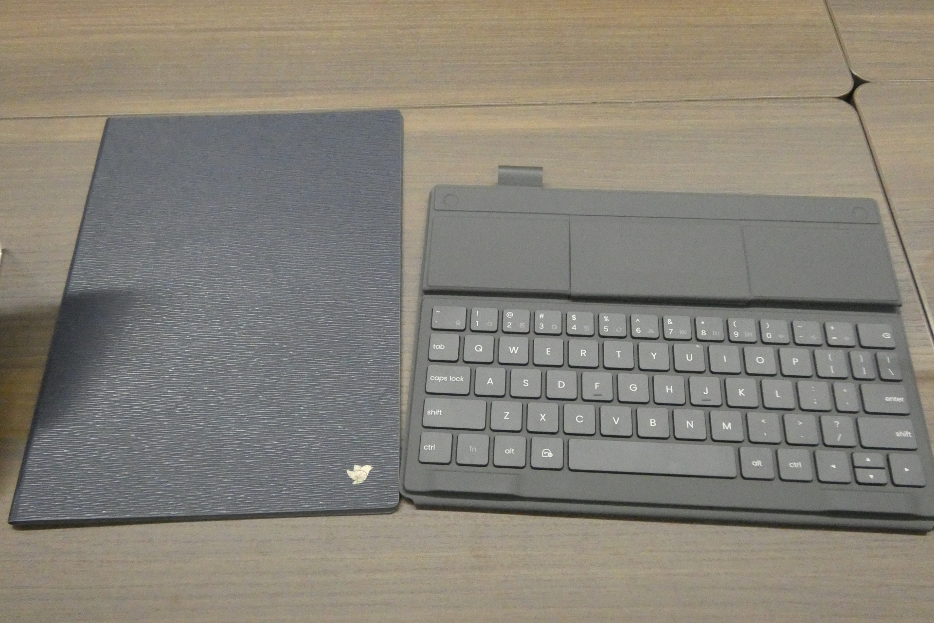 保護ケースやキーボードケースなどのアクセサリーも販売されている