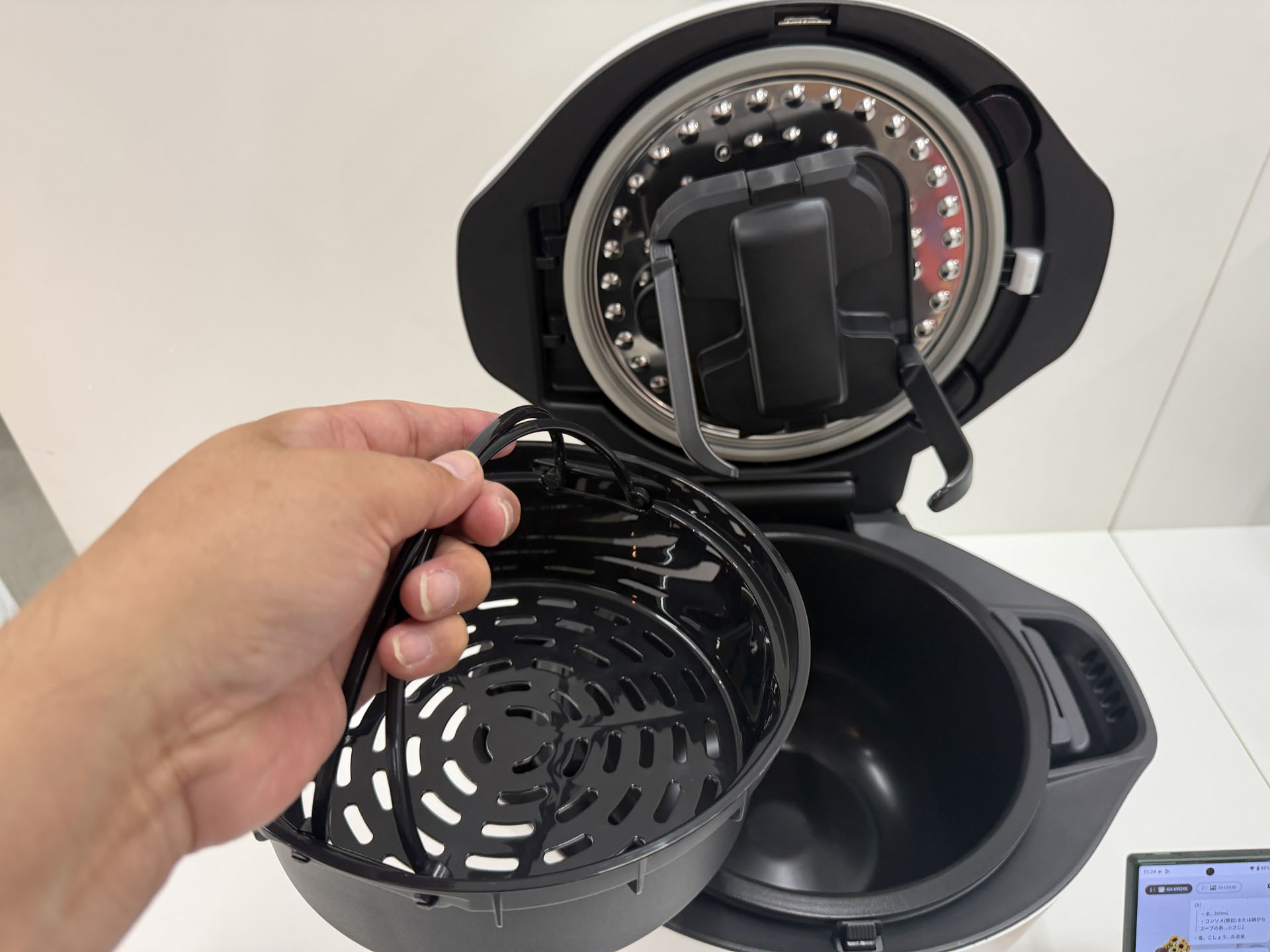 新開発機能「もっとトレー」を使用することで、上下2段で一度に2種類の料理を作ることができる。時短にもなるし節電にもなる