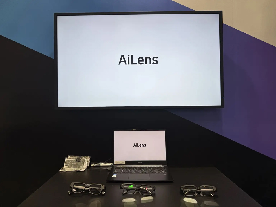 TECHNO-FRONTIER 2026のソフトバンクブース内に設置されたAiLENS V1