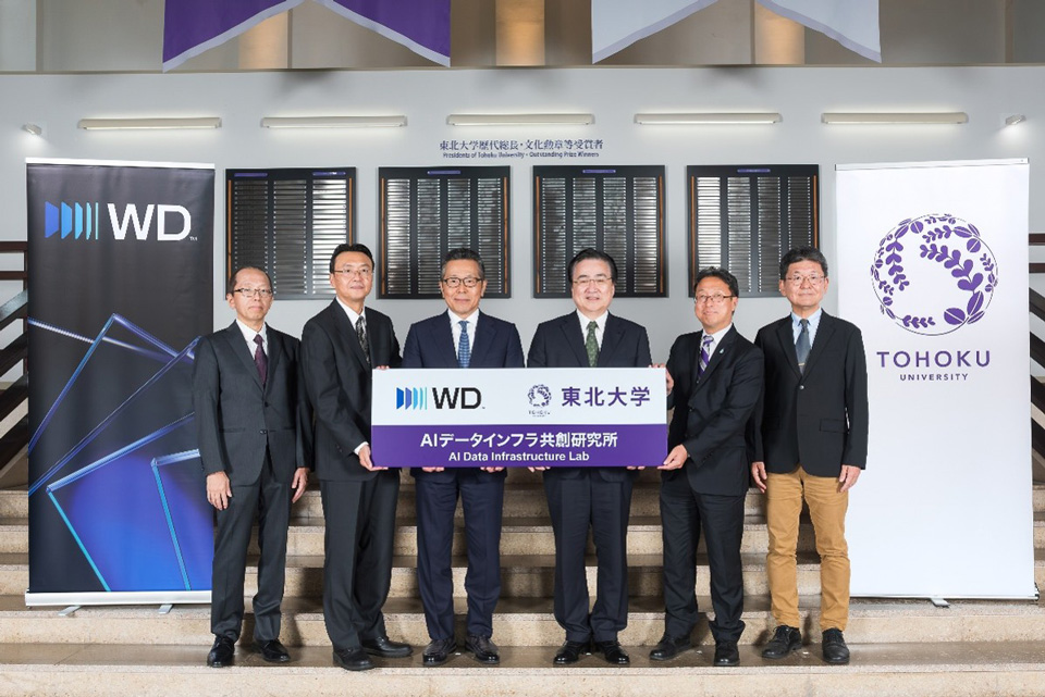 （左から）WDシニアテクノロジスト 清水幸也氏、シニアディレクター 霜越正義氏、WDジャパンカントリーオフィサー 高野公史氏、東北大学 総長 冨永悌二氏、理事 遠山毅氏、電気通信研究所 所長 石山和志氏