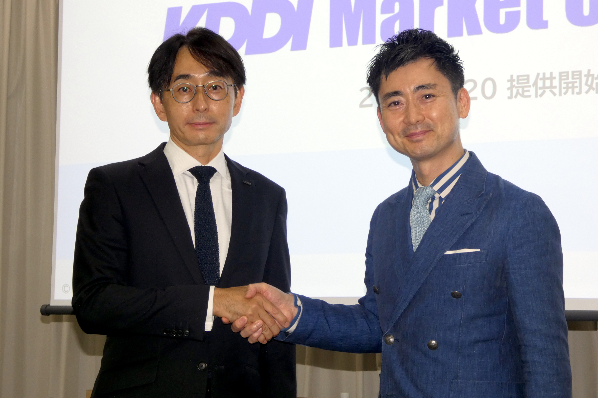 KDDI ビジネスグロース事業本部 グロース事業推進本部 AIインテグレーション事業推進部長の北条裕樹氏（左）とJR西日本SC開発 執行役員 カンパニー統括本部 副統括本部長 兼 経営戦略部 部長の舟本恵氏（右）