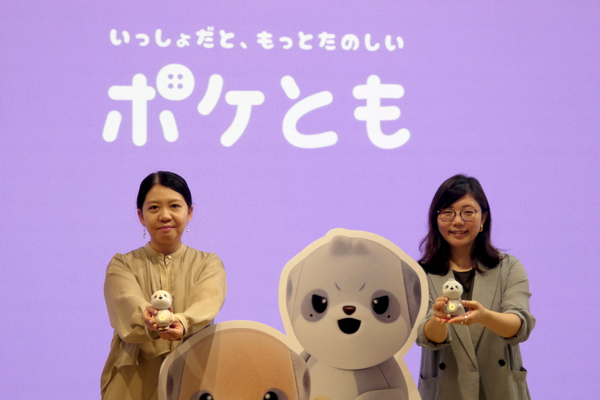 通信事業本部 モバイルソリューション事業統轄部 統轄部長の景井美帆氏（左）と通信事業本部 モバイルソリューション事業統轄部 モバイルビジネス推進部 参事の岩越裕子氏（右）