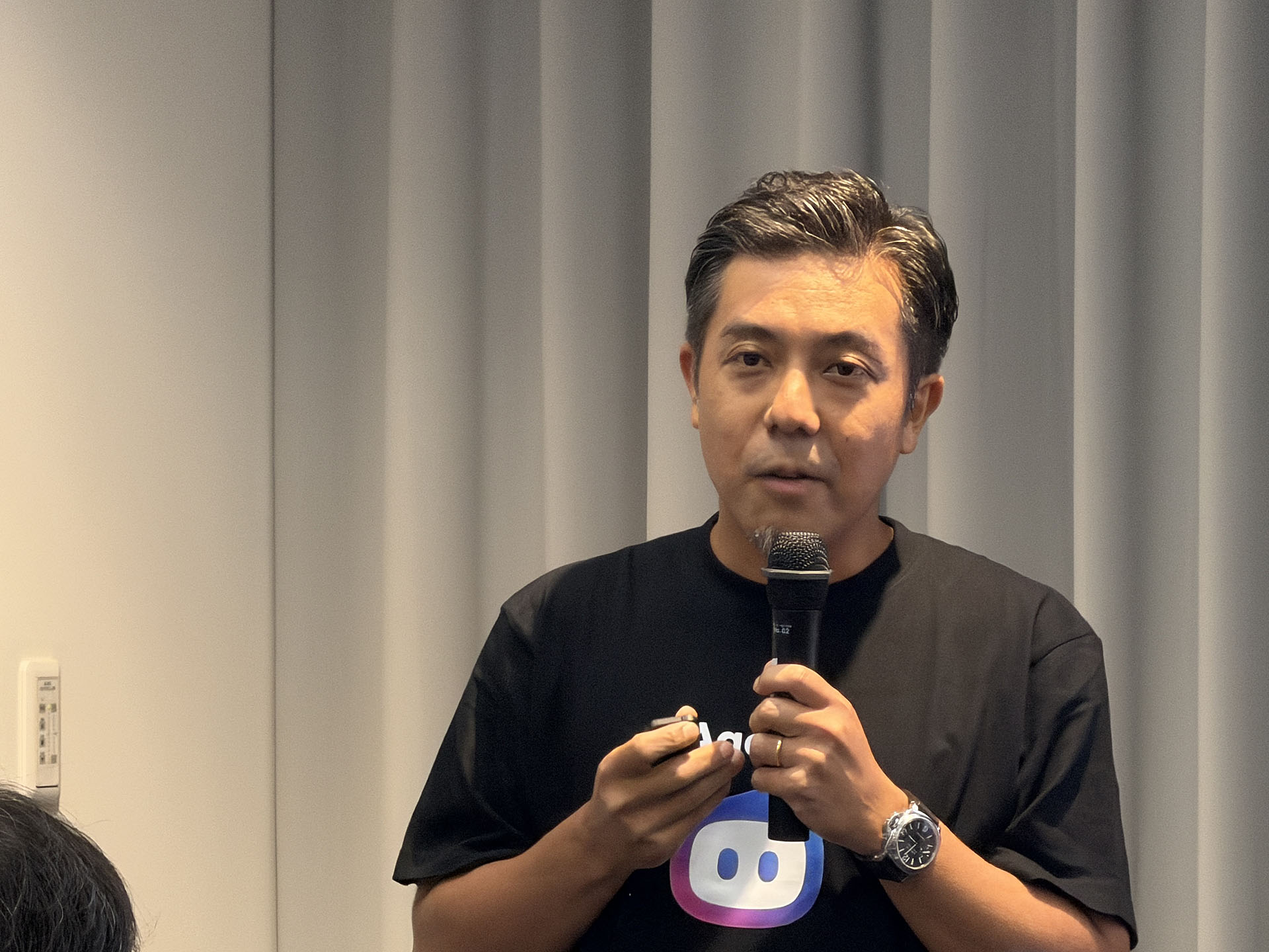 AIエージェントの今後の展望についてプレゼンテーションを行なった、同社CPOの慎ジュンホ氏（写真左）とAIエージェント事業責任者の葭沢光伸氏（写真右）。慎ジュンホ氏は開発スピードがアップしたことについて強い手ごたえを感じているという