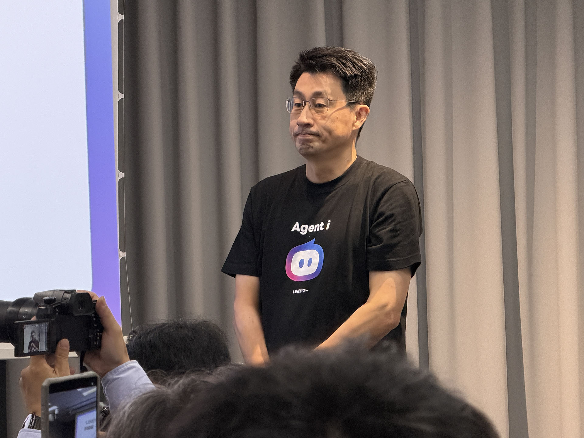 AIエージェントの今後の展望についてプレゼンテーションを行なった、同社CPOの慎ジュンホ氏（写真左）とAIエージェント事業責任者の葭沢光伸氏（写真右）。慎ジュンホ氏は開発スピードがアップしたことについて強い手ごたえを感じているという