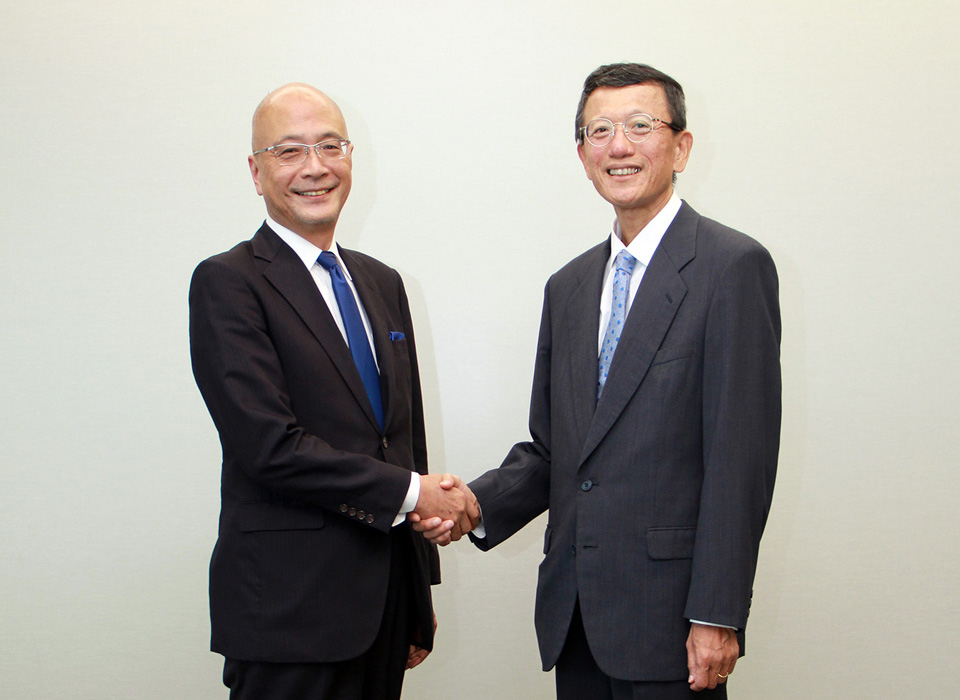 日本電気株式会社 執行役 Corporate EVP 兼 COO 永野博之氏（左）、三菱重工業株式会社 常務執行役員 防衛・宇宙セグメント長 江口雅之氏（右）