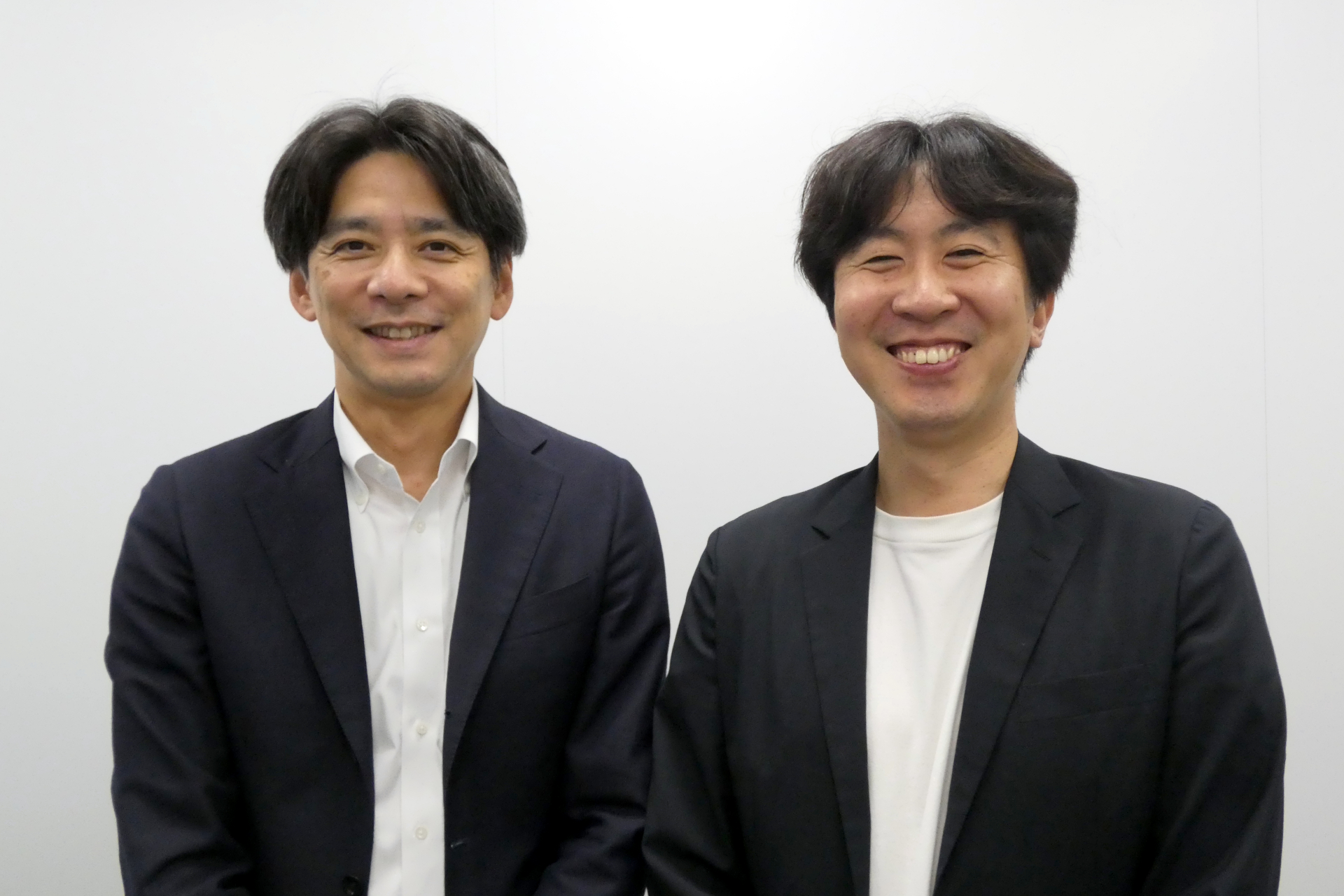 KDDI 事業創造本部 本部長 兼 経営戦略本部 副本部長の長谷川渡氏（左）と事業創造本部 AIプロダクト部 部長の木村塁氏（右）