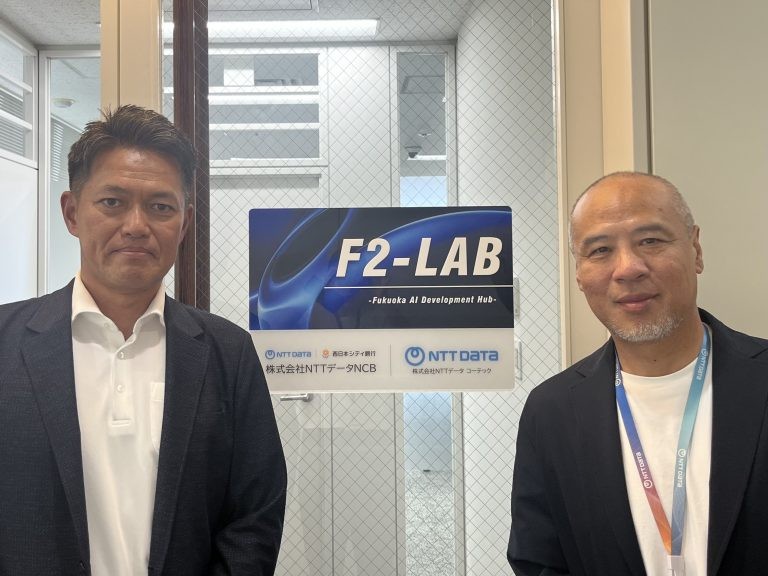 NTTデータNCBの小森義孝代表取締役社長（左）とNTTデータ コーテック閻江センタ長（右）