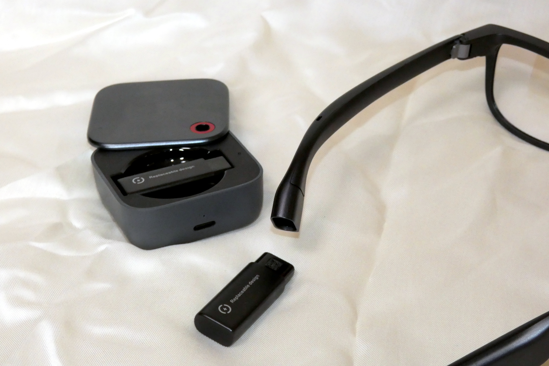 着脱式のバッテリーと充電ケース