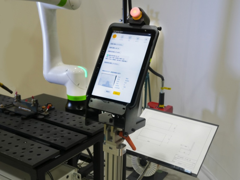 AI溶接エージェントがタブレットTPで図面を読み取る様子