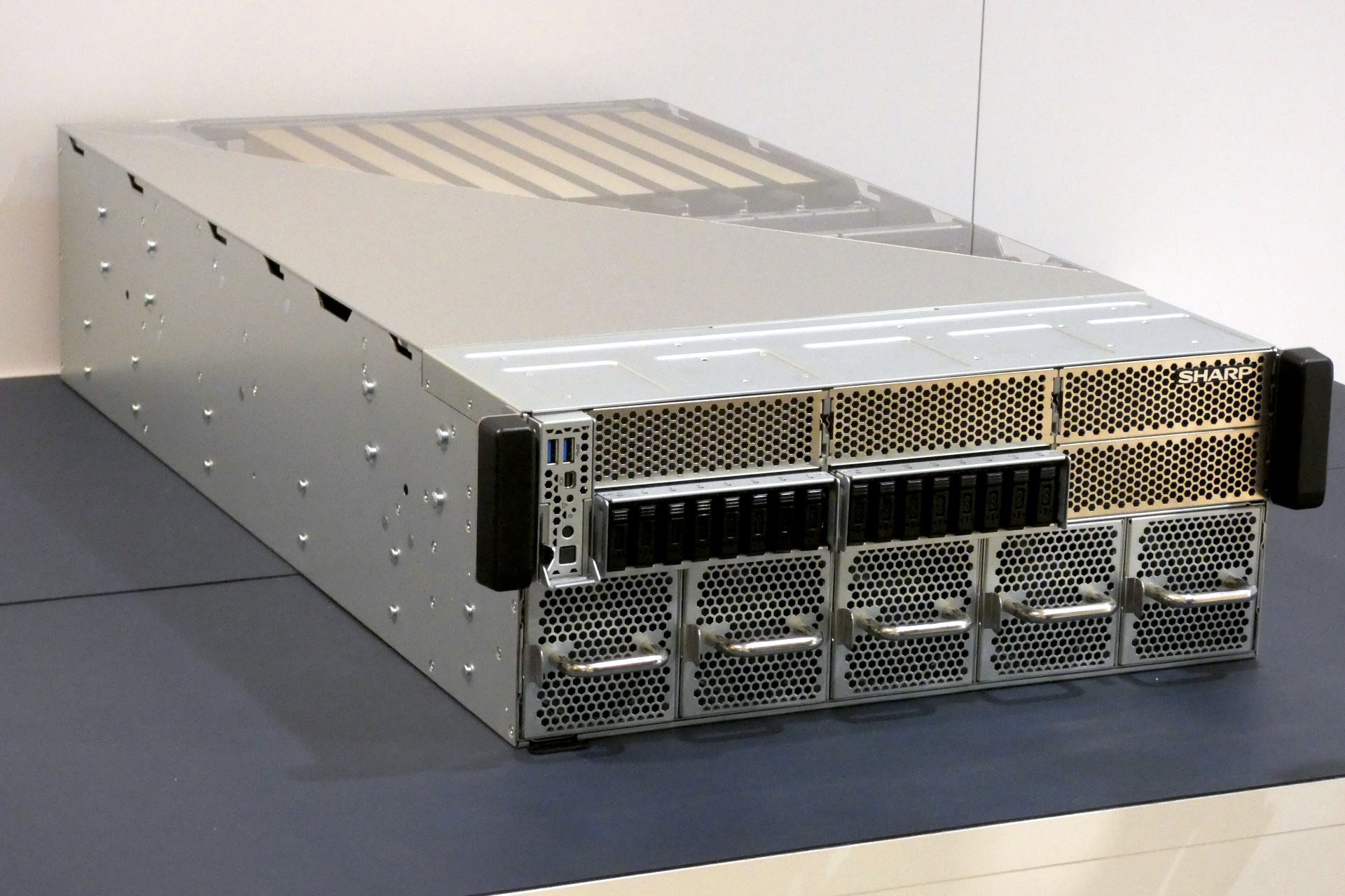 シャープの「業務向けAIサーバー（NVIDIA RTX Proサーバー）」（AI-B43100）
