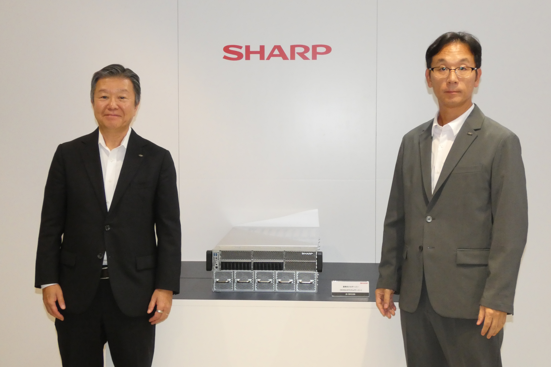 代表取締役 社長執行役員 CEOの河村哲治氏（左）とスマートビジネスソリューション事業本部 AIサーバー事業統轄部 統轄部長の宇徳浩二氏（右）