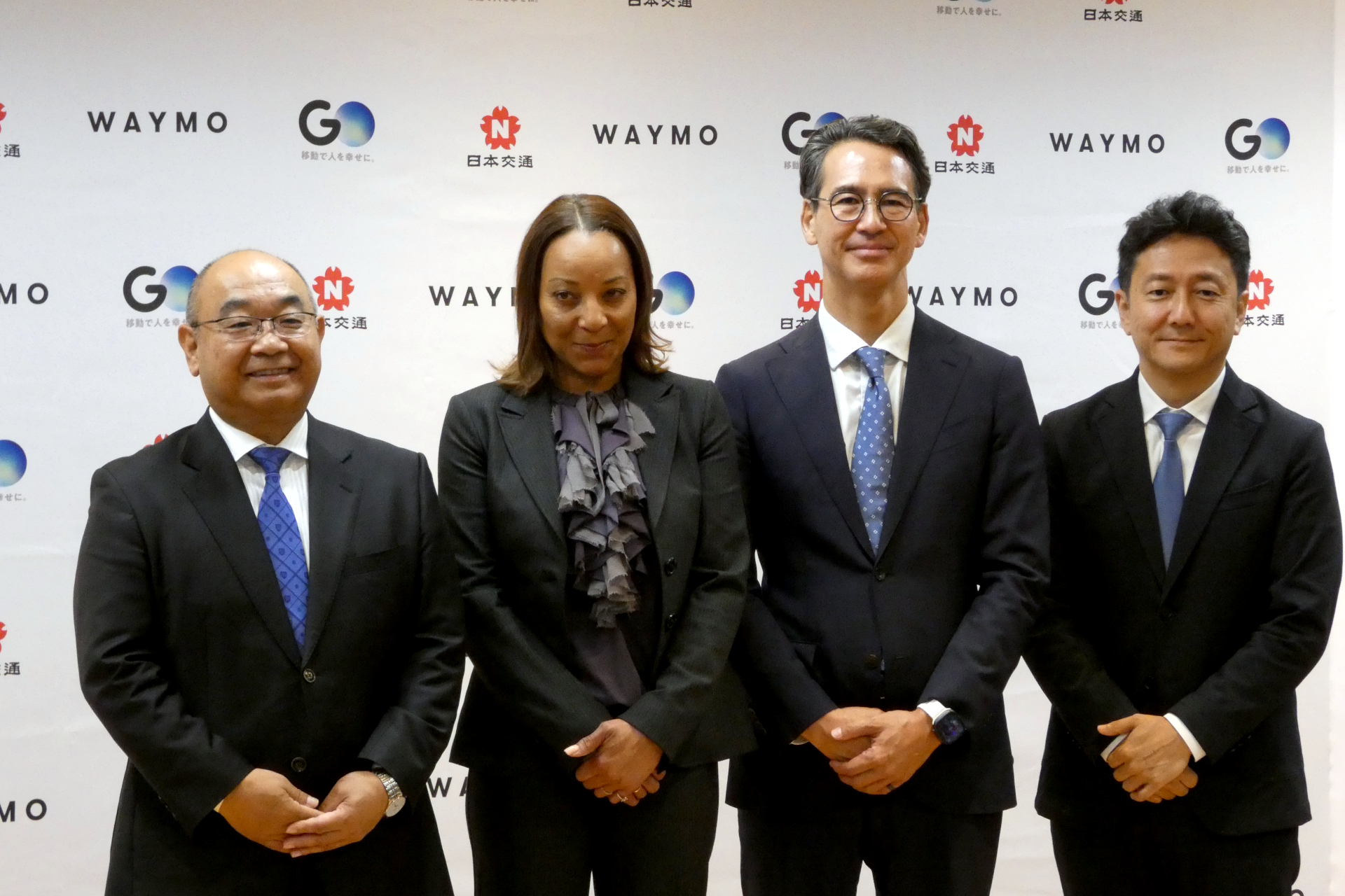 （左から）日本交通 代表取締役社長の若林泰治氏、Waymo 共同CEOのテキドラ・マワカナ氏、全国ハイヤー・タクシー連合会 会長で日本交通 取締役、GO 代表取締役会長の川鍋一朗氏、GO 代表取締役社長の中島宏氏