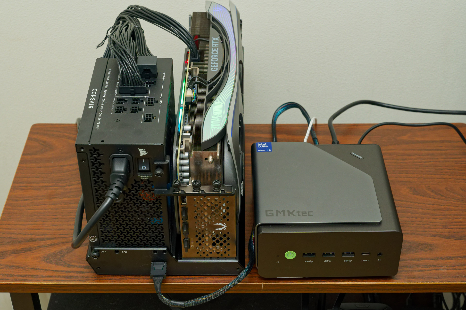 eGPUも組み合わせると高速化は可能だけれど見た目も消費電力もすごいことに