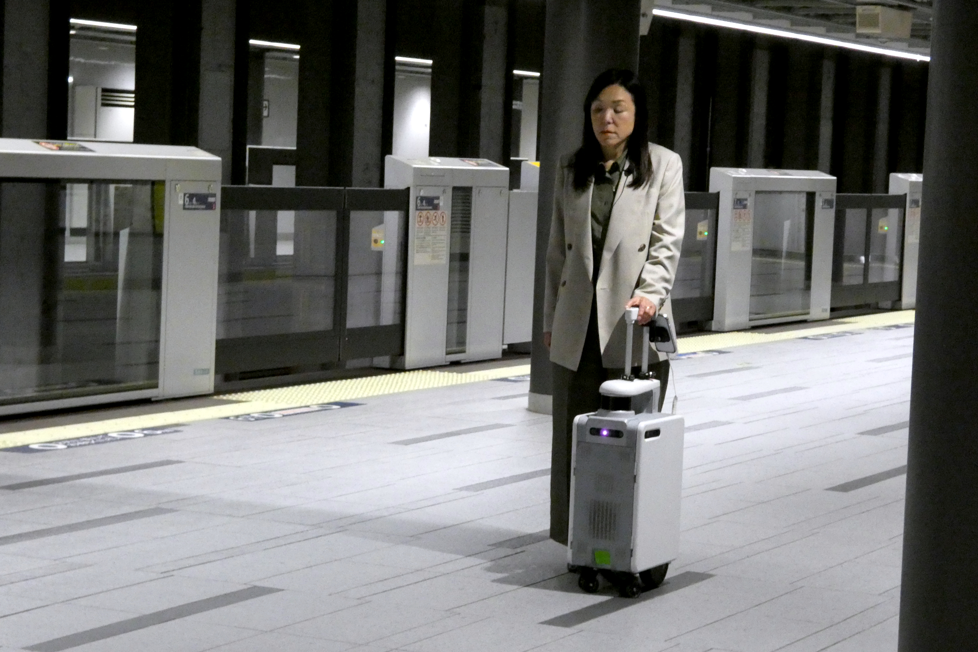 デモンストレーションは駅のホームからスタート