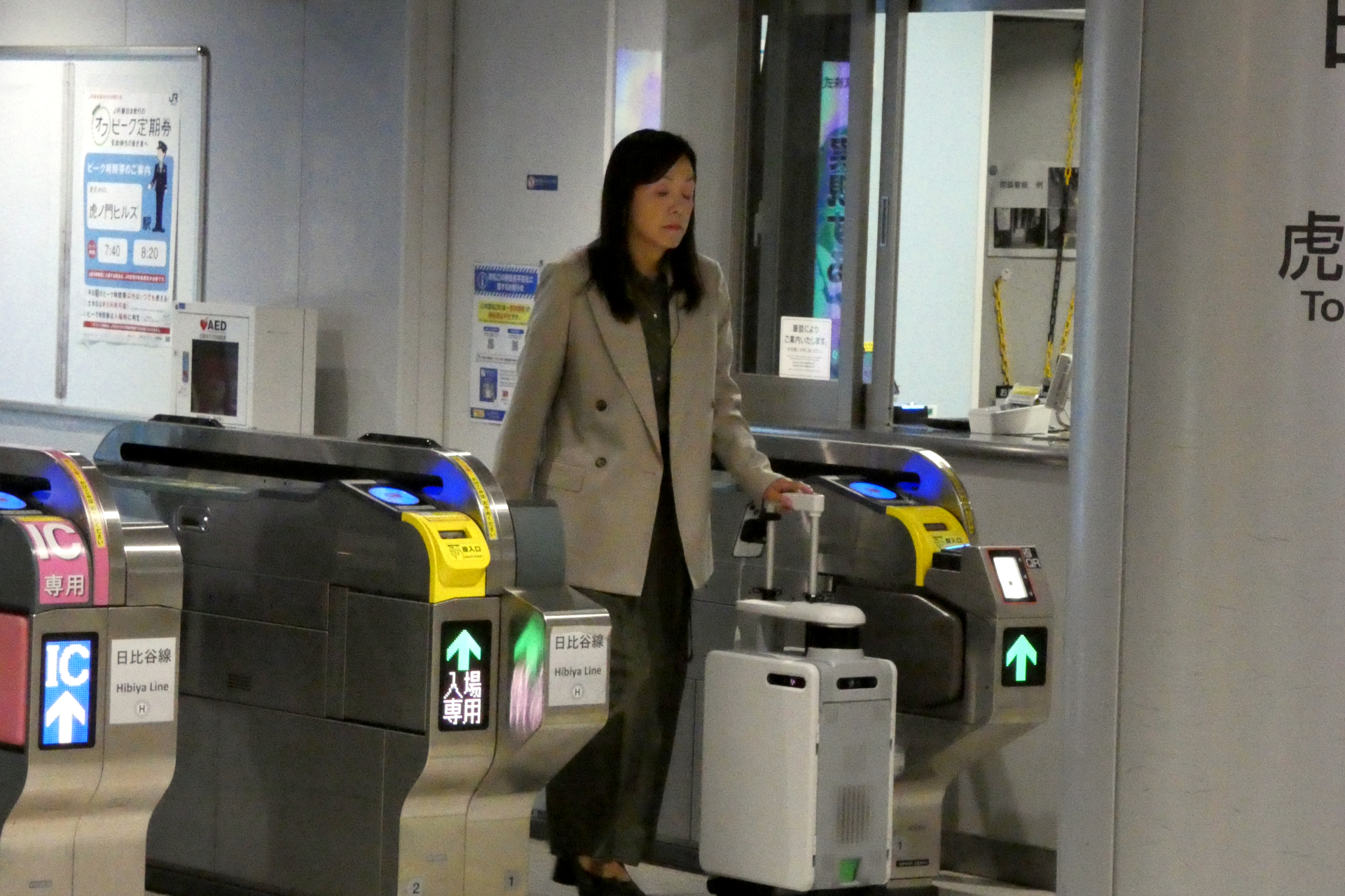 エレベーターで改札階に移動し、自動改札機をクリア