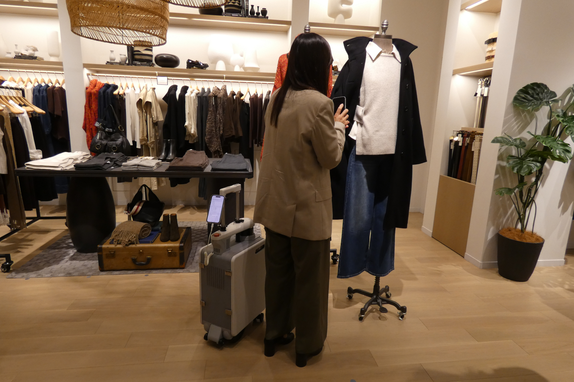 アパレルショップではスマートフォンを使って服の色や素材をチェック