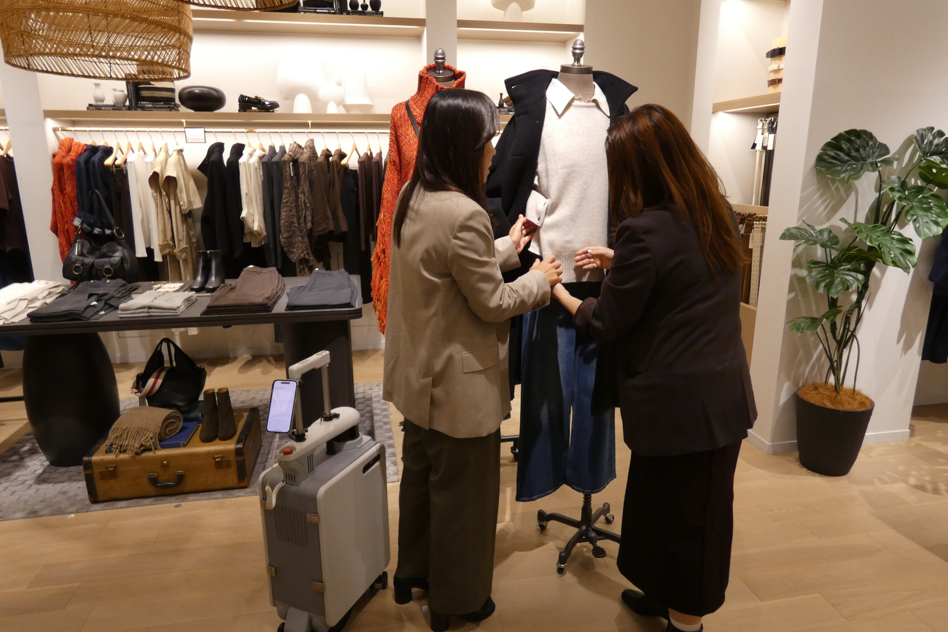 店舗スタッフに詳細を聞いてショッピングを楽しんだ