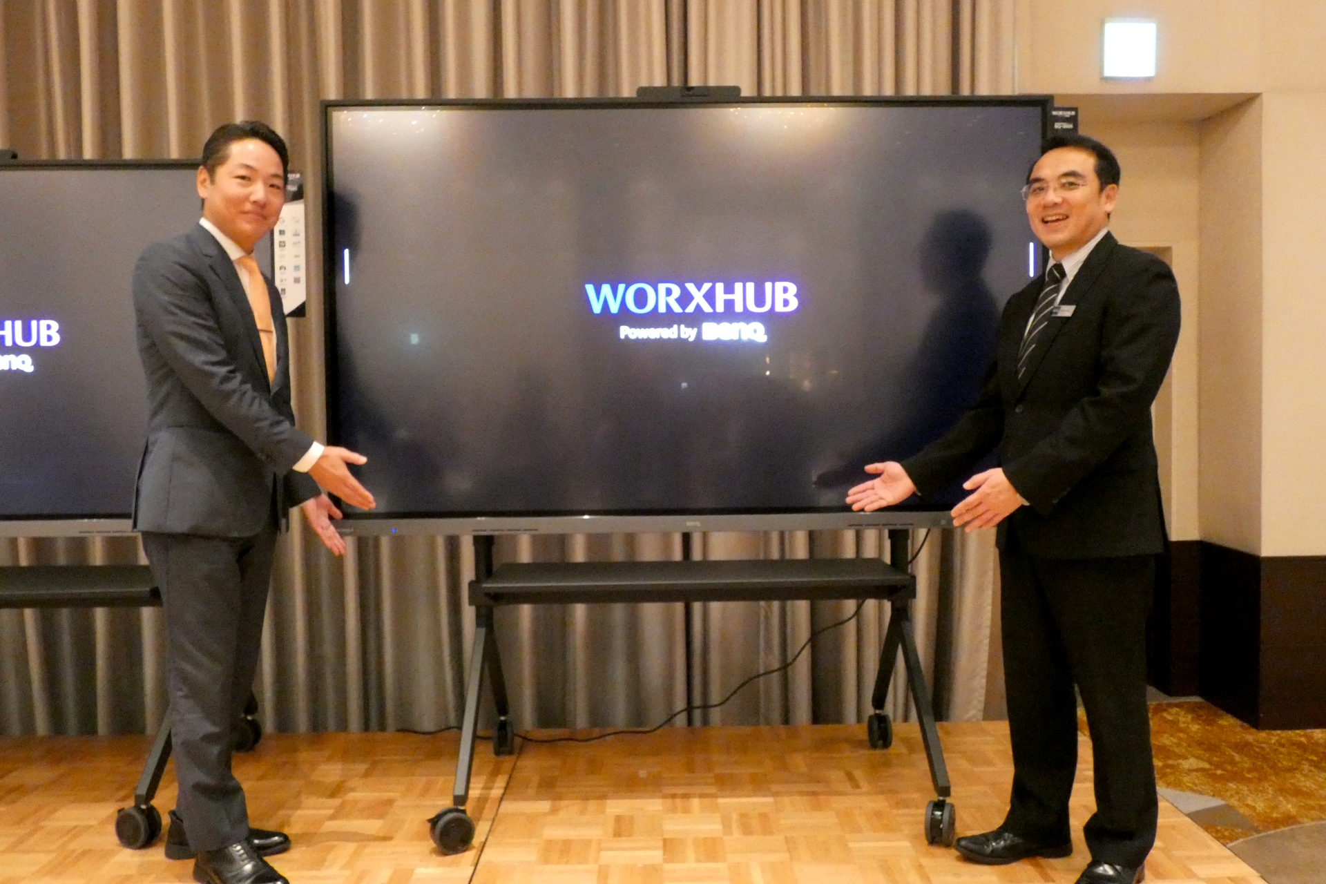 MAYAホールディングス 代表取締役の内藤献氏（左）とBenQ Asia Pacific 社長のJeffrey Liang氏（右）