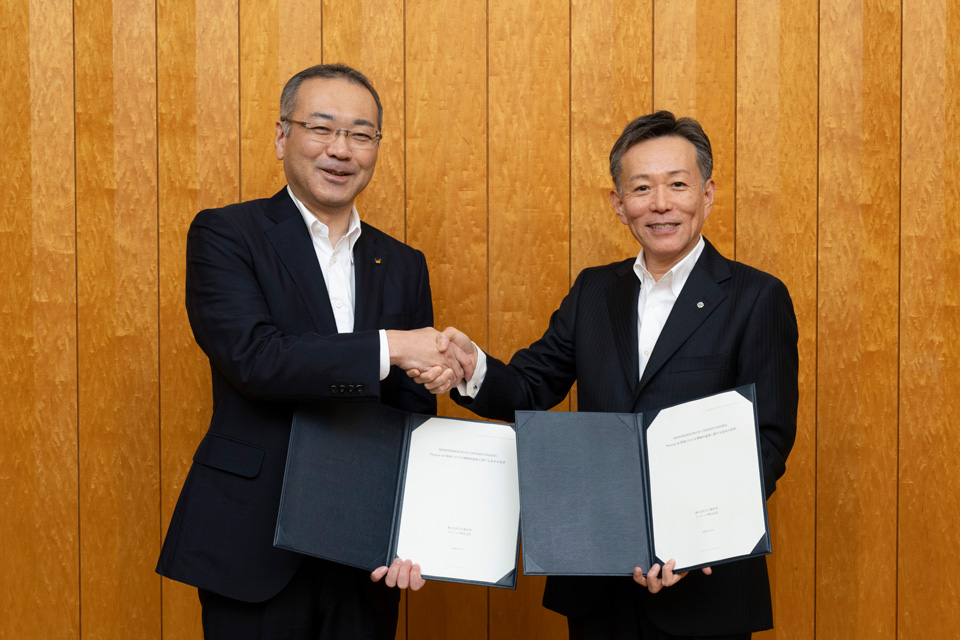 左から、ファナック 山口社長兼CEO、日立製作所 德永執行役社長兼CEO