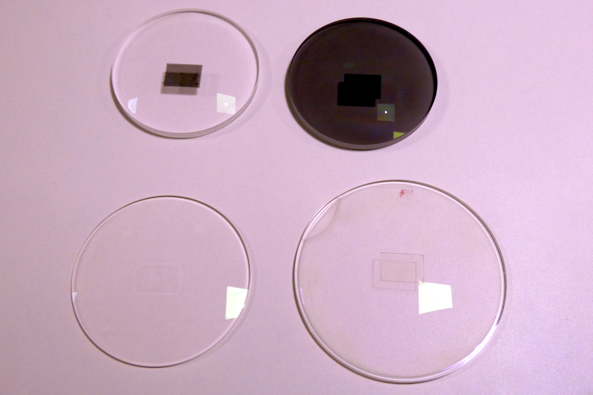 上段が開発初期段階のもので、透過率が低かったが、右下→左下へと開発が進むに従ってレンズに自然に馴染んでいることが分かる