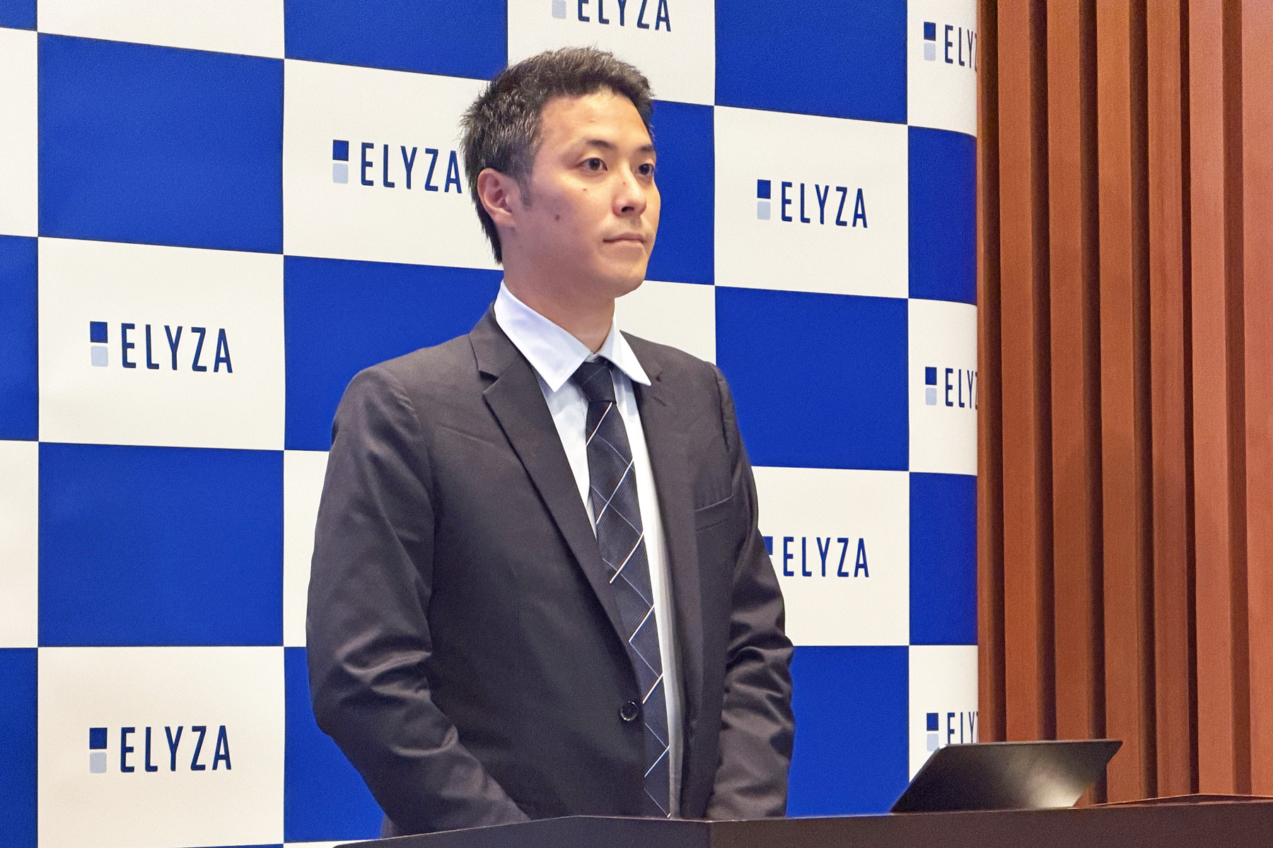 プレゼンテーションを行なった曽根岡侑也ELYZA代表取締役