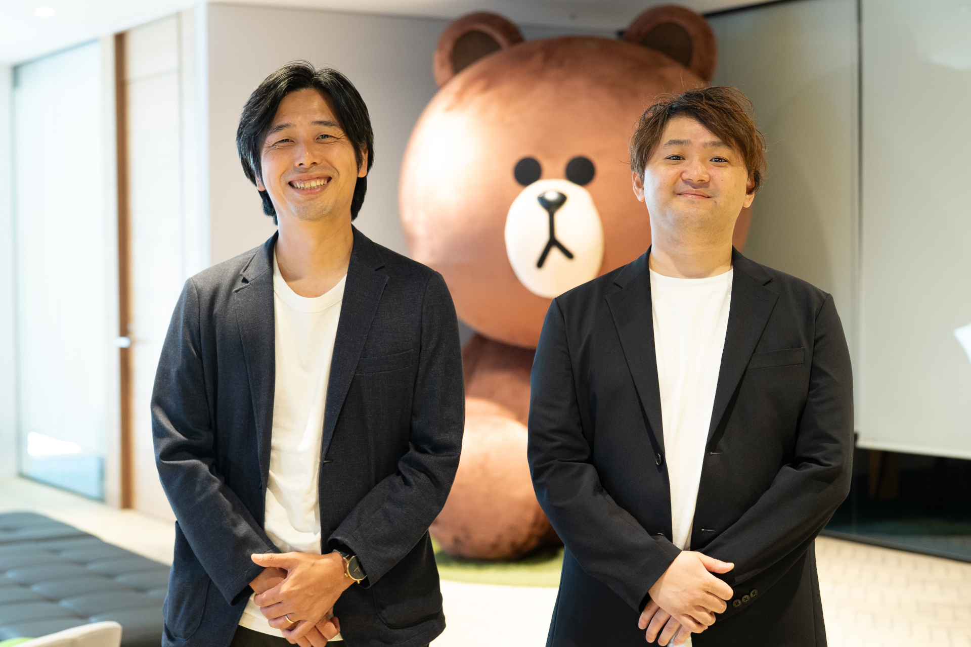 LINEヤフーコミュニケーションズの総務部 CAREチーム チームリーダーの大津裕一朗氏（左）と開発を担当した原田本氏（右）