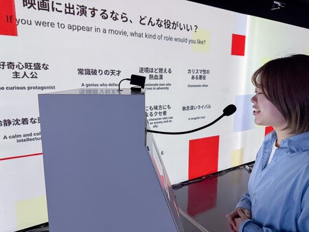 地下1階で顔写真の撮影や質問回答をする様子