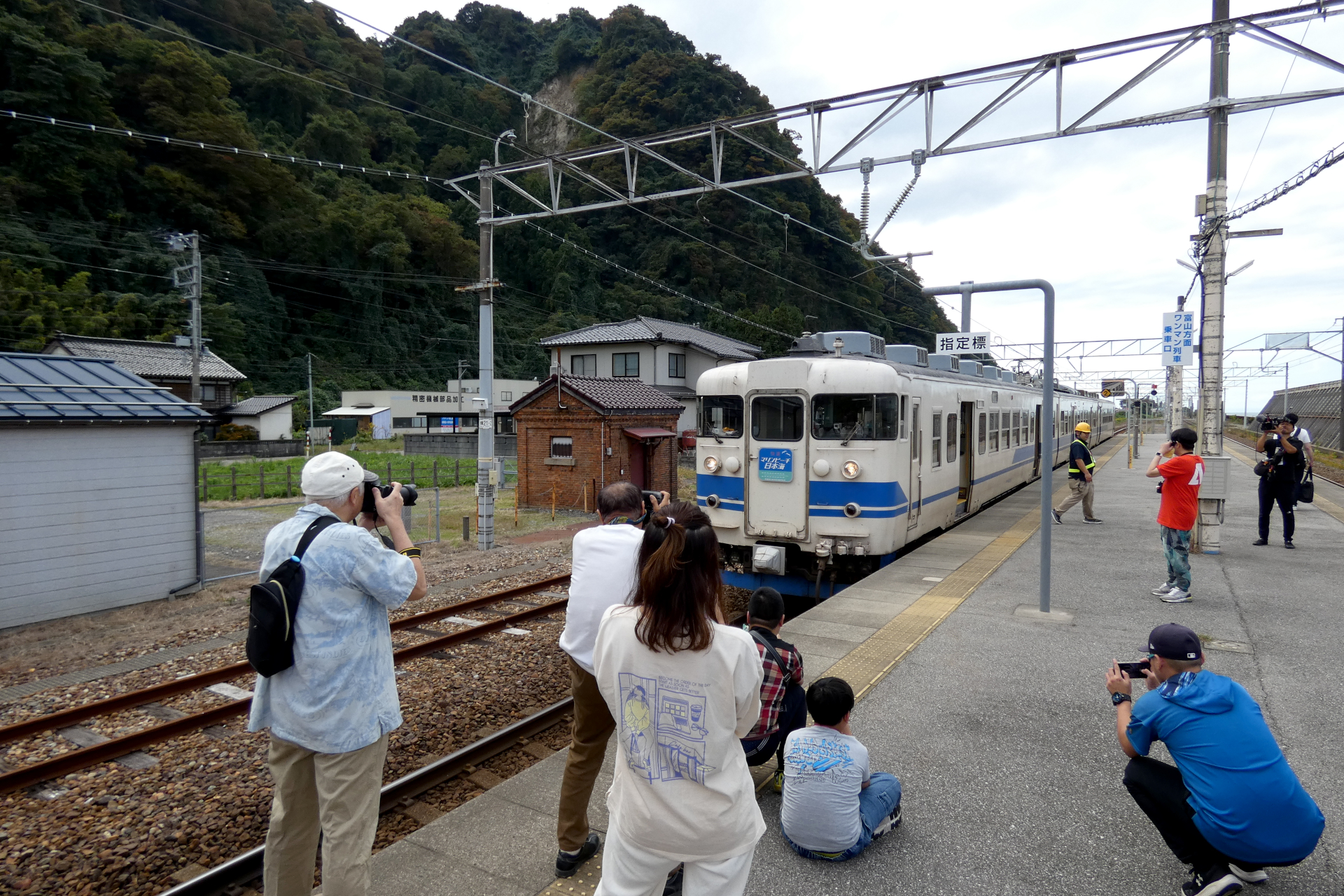 市振駅での撮影の様子