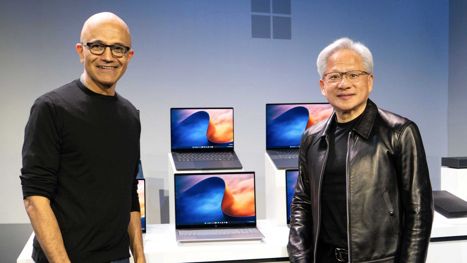 Microsoftのイベントに登壇した、NVIDIAのジェンスン・フアン氏とMicrosoftのSatya Nadella CEO（左）