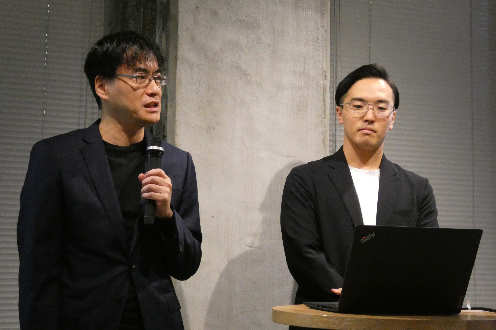 NISSOホールディングスの田熊剛氏（左）と日総工産の長崎拓人氏（右）