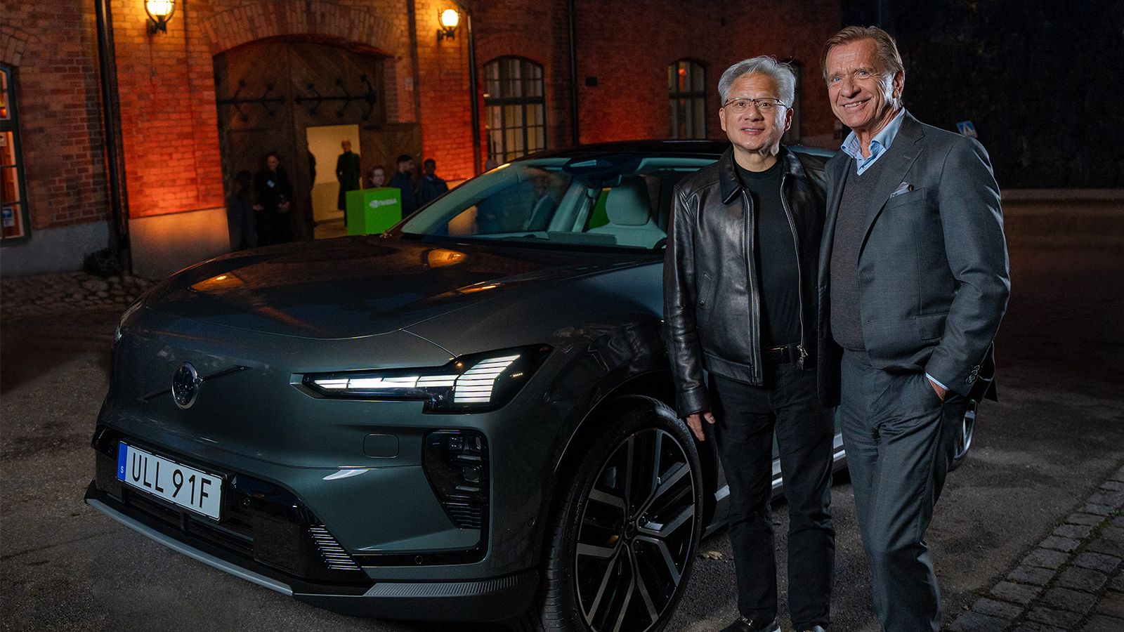 ボルボ・カーの社長兼CEOであるホーカン・サミュエルソン氏（右）とNVIDIAの創業者兼CEOであるジェンスン・フアン氏（左）