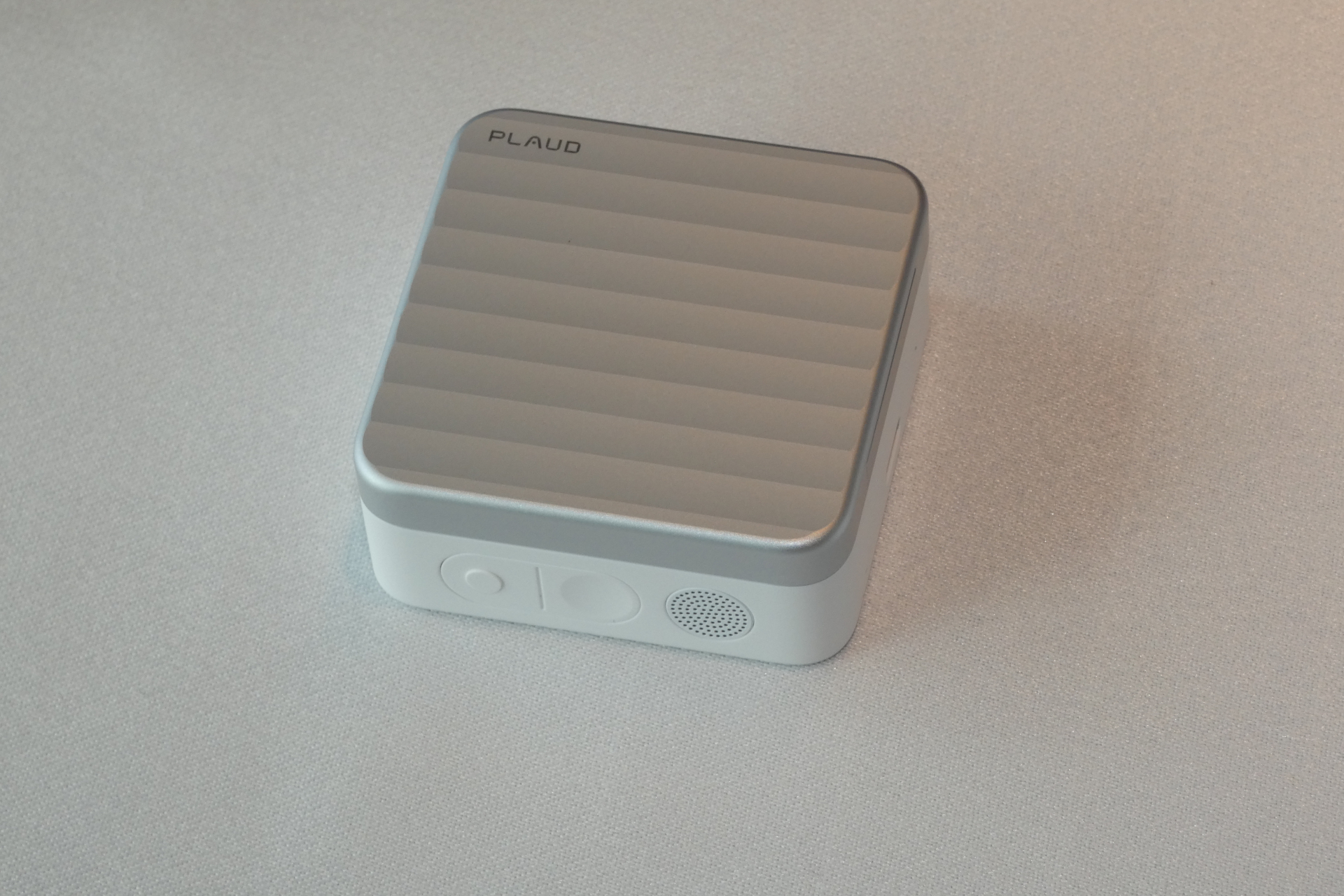 eSIMを内蔵した充電ケース