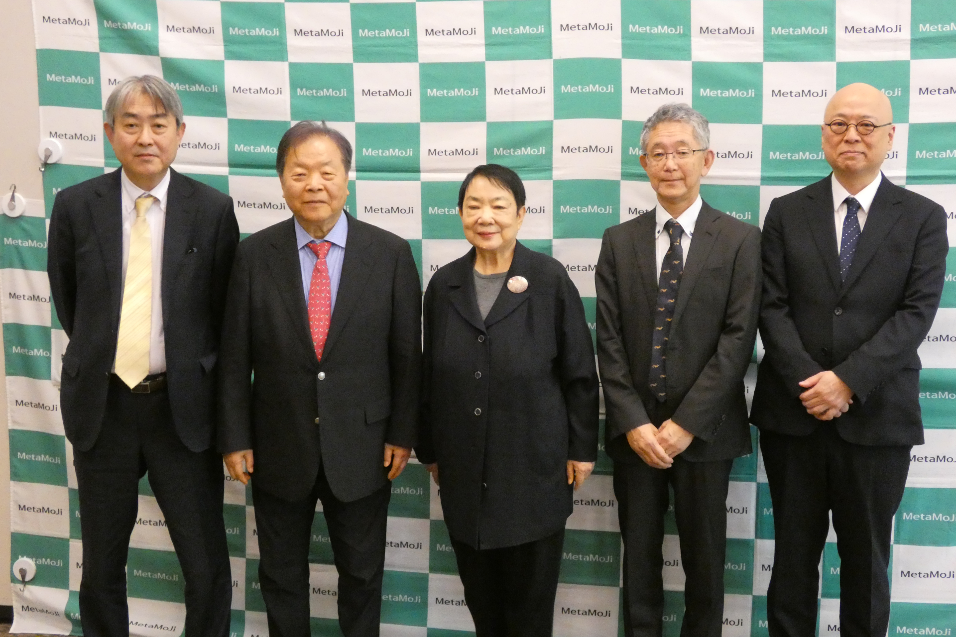 （左から）法人事業部長の植松繁氏、代表取締役社長の浮川和宣氏、代表取締役専務の浮川初子氏、セマンティック技術開発部長の高藤淳氏、文教営業部長の福原秀伯氏