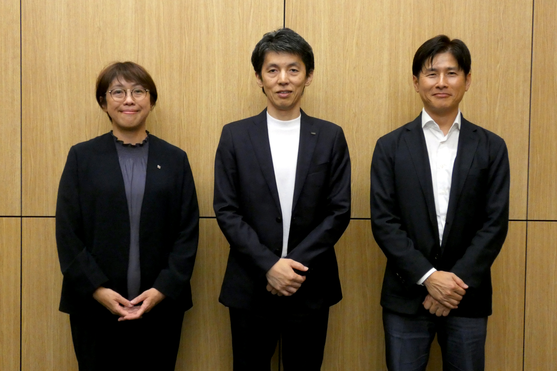 （左から）ローソン 執行役員 近畿カンパニー プレジデントの鷲頭裕子氏、KDDI 執行役員 パーソナルグロース事業本部長の村元伸弥氏、大阪府池田市 都市整備部都市政策課・課長の橋本直岐氏