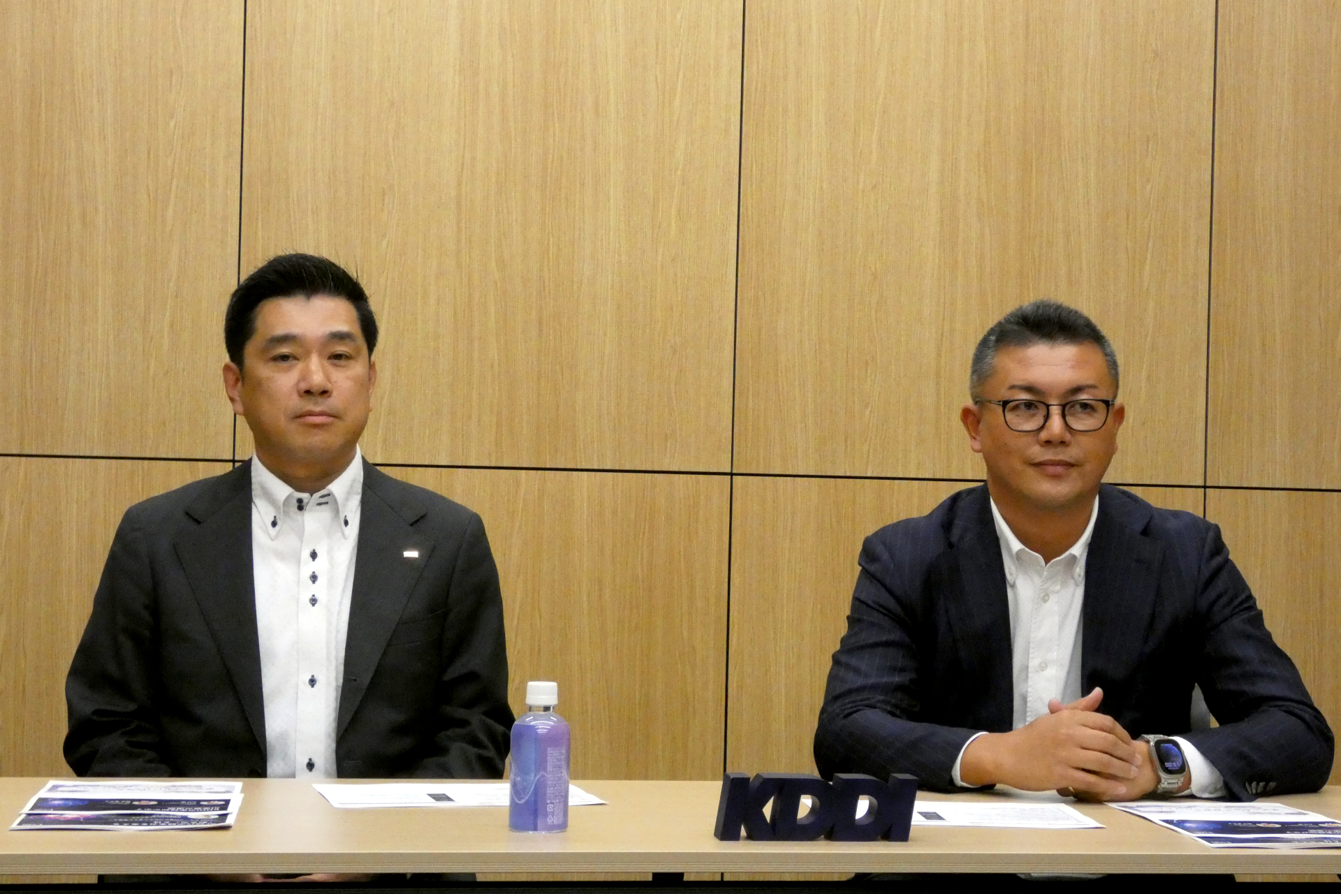 KDDI 執行役員 ビジネスグロース事業本部長 兼 グロース事業推進本部長の木村隆氏（左）とKDDIアイレット 代表取締役社長の髙木秀悟氏（右）