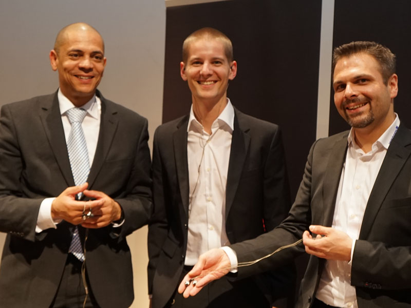 発表会にはbeyerdynamicから、マネージング・ディレクターのRobert Winterhoff氏らが参加。同社の「T1」Headphoneのフォームファクターをイヤフォンへと活かしたことで、音質にも自信を持っているという