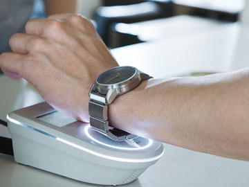 ソニーのアナログ文字盤スマートウオッチ「wena wrist」。バンドに電子