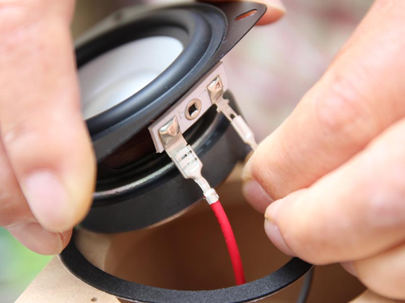 木工用の接着剤で板材を張り合わせ、吸音材なども装着、ユニットを結線する