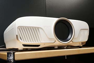 エプソン、4K/HDR対応で30万円台のプロジェクタ「EH-TW8300」。レンズ