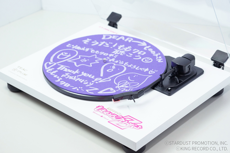 各メンバーの手描きデザインがプリントされたカラーフェルト製マットを計5枚同梱